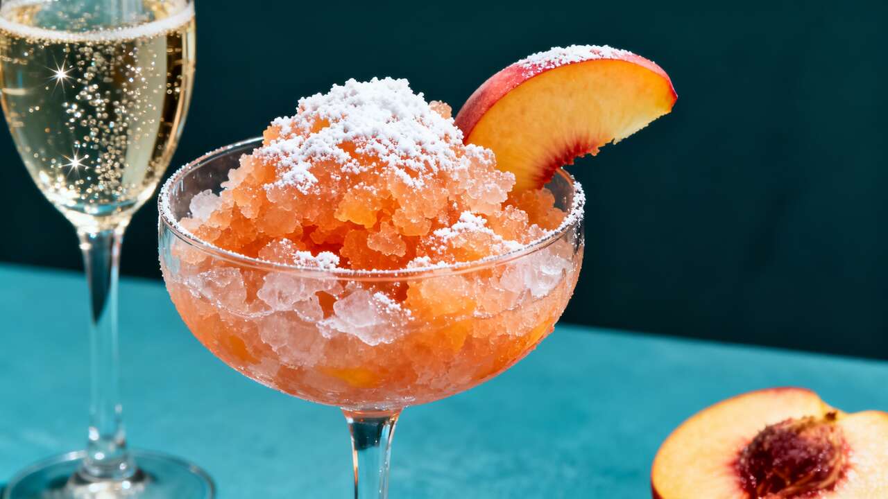 Granité pêche-champagne façon Bellini : recette fraîcheur d'été