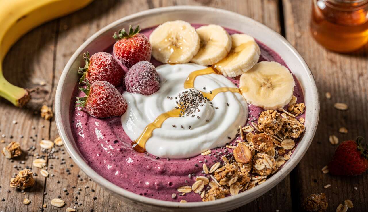 Smoothie bowl au skyr, banane et fraises : recette délicieuse et saine