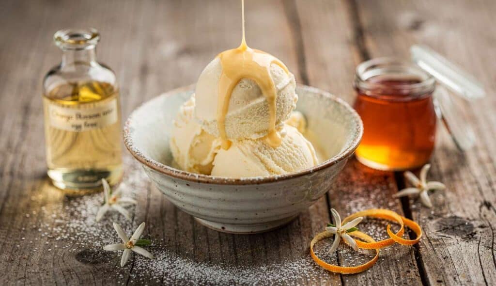 Glace à la fleur d'oranger sans œufs : recette facile et parfumée
