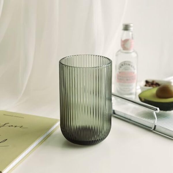 Découvrez l'élégance sophistiquée des verres à vin cannelés GMMH : design strié et verre vert pour sublimer votre table et votre expérience de dégustation.