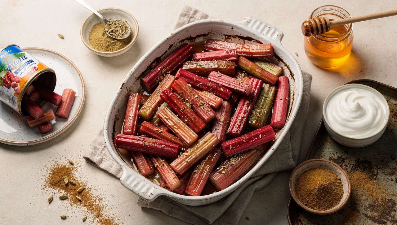 Rhubarbe rôtie à la cardamome et yaourt : recette facile et savoureuse