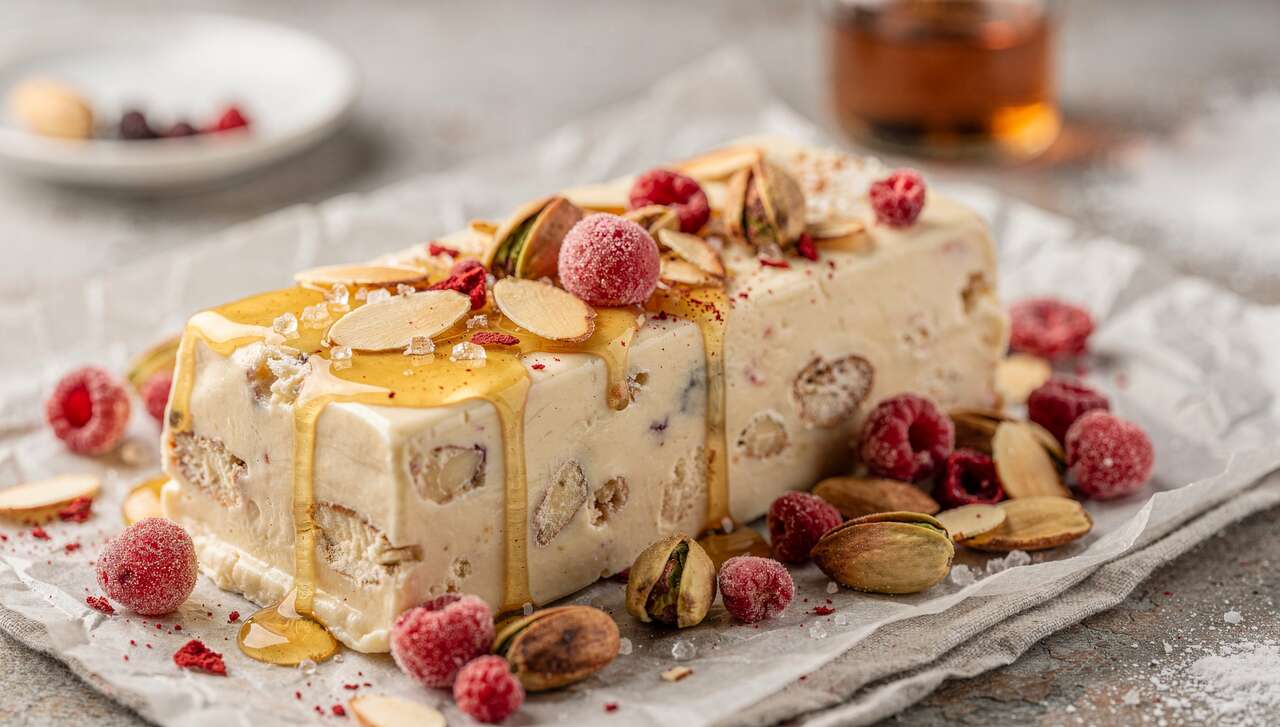 Nougat glacé au miel et fruits rouges : recette facile