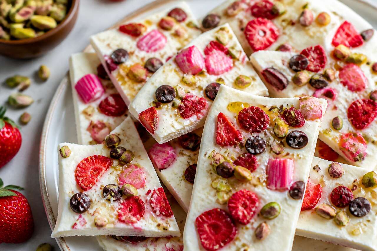 Frozen yogurt bark fraise rhubarbe chocolat : recette délicieuse et rafraîchissante