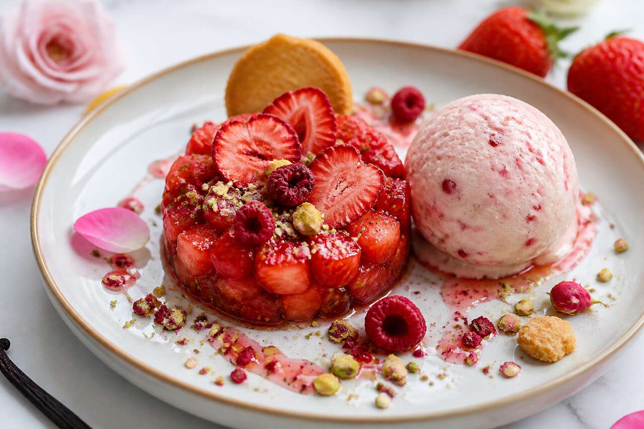 Tartare de fraises à la rose et glace maison
