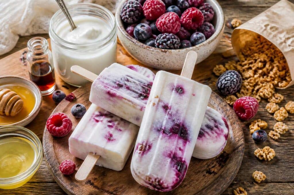Sucettes glacées au yaourt grec et fruits rouges : recette maison rafraîchissante